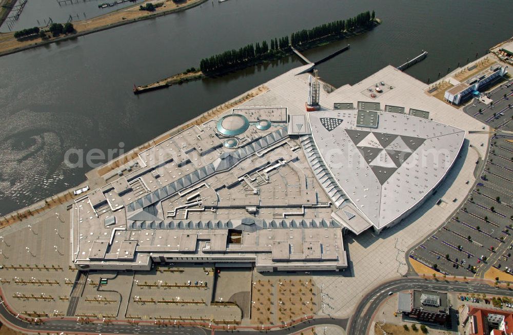 Aerial photograph Bremen - Blick auf das Waterfront - Einkaufszentrum in Bremen an der Weser. Das Einkaufszentrum wurde 2008 auf dem Gelände des ehemaligen Freizeitparks Space Center eröffnet. Eigentümer ist der irische Finanzdienstleister LNC Property Group. Der Unterhaltungsbereich wird von der Firmengruppe Max-Bögl gestaltet. View to the Waterfront-Shoppingcenter near the river Weser in Bremen. This Shoppingcenter was opened in 2008 on the area of the former Entertainment-Park Space center. The owner is the irish financial service company LNCProperty Group. The Entertainment area is realised by the company group Max-Bögl.