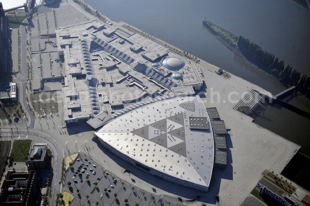 Aerial photograph Bremen - Blick auf das Waterfront - Einkaufszentrum in Bremen, an der Weser. Das Einkaufszentrum wurde 2008 auf dem Gelände des ehemaligen Freizeitparks Space Center eröffnet. Eigentümer ist der irische Finanzdienstleister LNC Property Group. Der Unterhaltungsbereich wird von der Firmengruppe Max-Bögl gestaltet. View to the Waterfront-Shoppingcenter near the river Weser in Bremen. This Shoppingcenter was opened in 2008 on the area of the former Entertainment-Park Space center. The owner is the irish financial service company LNCProperty Group. The Entertainment area is realised by the company group Max-Bögl.