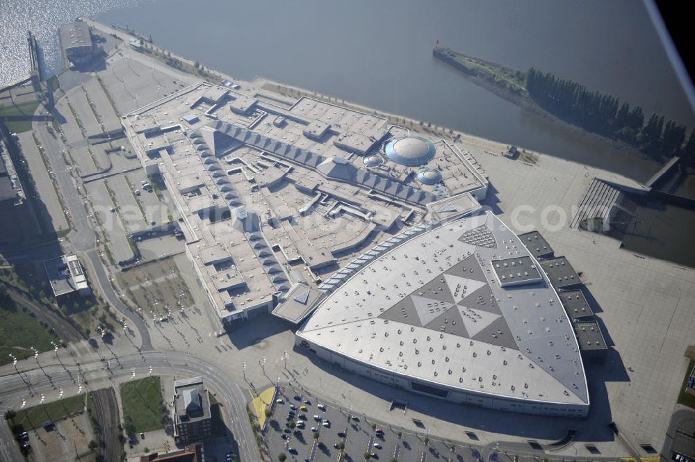 Bremen from above - Blick auf das Waterfront - Einkaufszentrum in Bremen, an der Weser. Das Einkaufszentrum wurde 2008 auf dem Gelände des ehemaligen Freizeitparks Space Center eröffnet. Eigentümer ist der irische Finanzdienstleister LNC Property Group. Der Unterhaltungsbereich wird von der Firmengruppe Max-Bögl gestaltet. View to the Waterfront-Shoppingcenter near the river Weser in Bremen. This Shoppingcenter was opened in 2008 on the area of the former Entertainment-Park Space center. The owner is the irish financial service company LNCProperty Group. The Entertainment area is realised by the company group Max-Bögl.