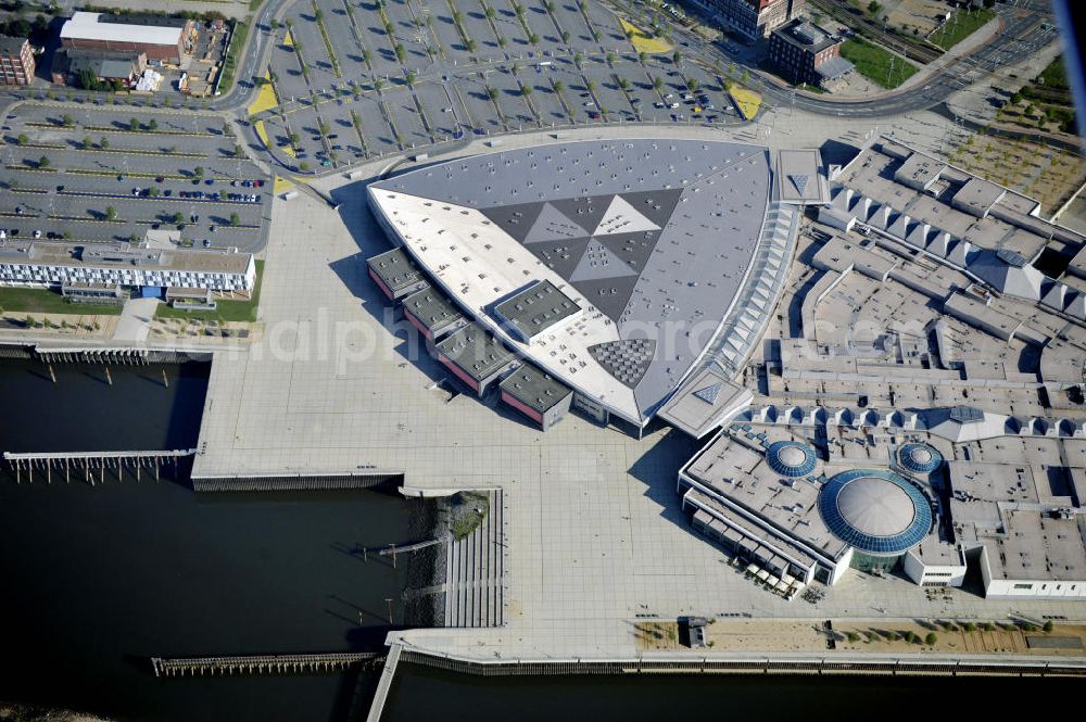 Bremen from above - Blick auf das Waterfront - Einkaufszentrum in Bremen, an der Weser. Das Einkaufszentrum wurde 2008 auf dem Gelände des ehemaligen Freizeitparks Space Center eröffnet. Eigentümer ist der irische Finanzdienstleister LNC Property Group. Der Unterhaltungsbereich wird von der Firmengruppe Max-Bögl gestaltet. View to the Waterfront-Shoppingcenter near the river Weser in Bremen. This Shoppingcenter was opened in 2008 on the area of the former Entertainment-Park Space center. The owner is the irish financial service company LNCProperty Group. The Entertainment area is realised by the company group Max-Bögl.