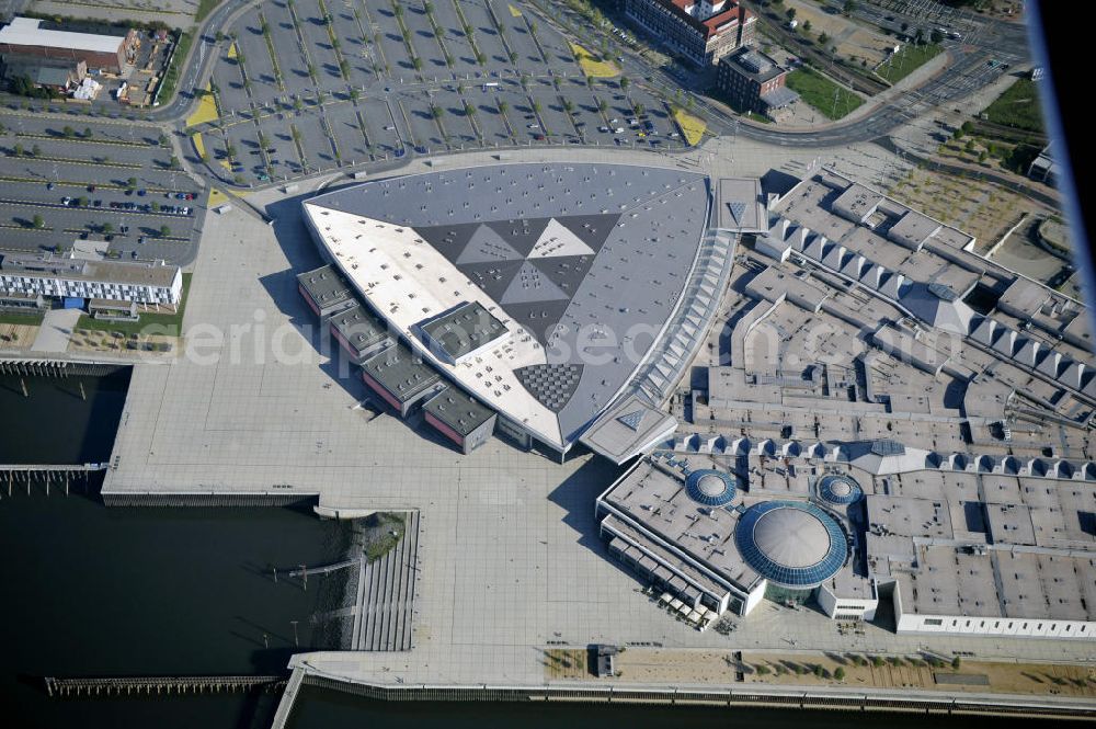 Bremen from the bird's eye view: Blick auf das Waterfront - Einkaufszentrum in Bremen, an der Weser. Das Einkaufszentrum wurde 2008 auf dem Gelände des ehemaligen Freizeitparks Space Center eröffnet. Eigentümer ist der irische Finanzdienstleister LNC Property Group. Der Unterhaltungsbereich wird von der Firmengruppe Max-Bögl gestaltet. View to the Waterfront-Shoppingcenter near the river Weser in Bremen. This Shoppingcenter was opened in 2008 on the area of the former Entertainment-Park Space center. The owner is the irish financial service company LNCProperty Group. The Entertainment area is realised by the company group Max-Bögl.