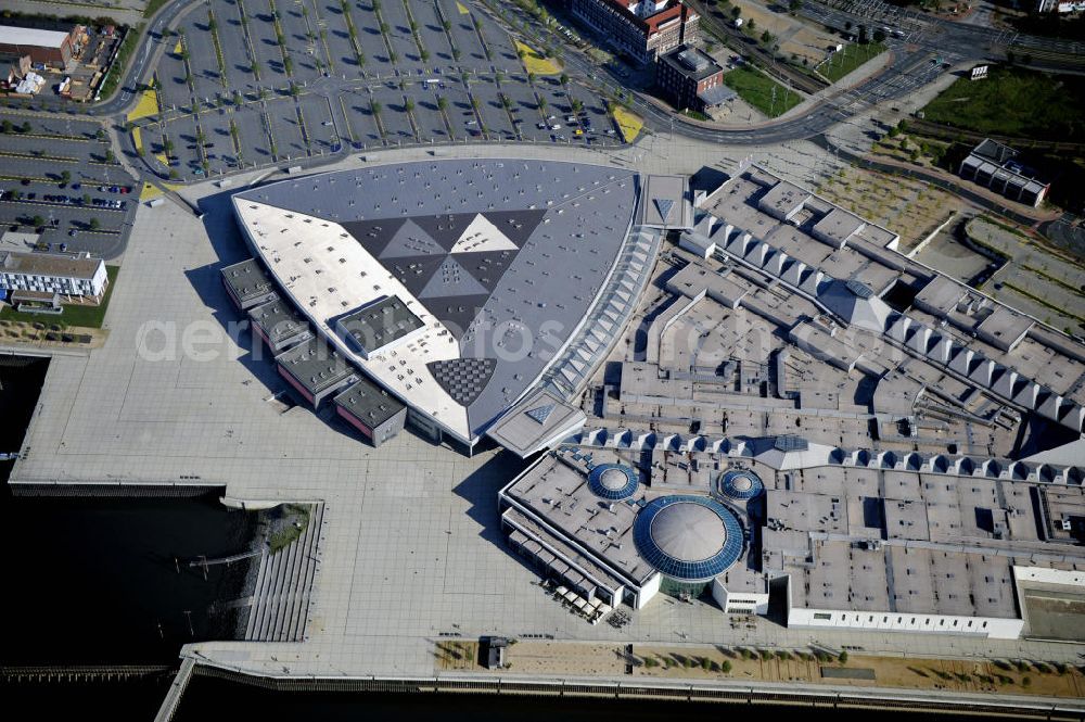 Aerial image Bremen - Blick auf das Waterfront - Einkaufszentrum in Bremen, an der Weser. Das Einkaufszentrum wurde 2008 auf dem Gelände des ehemaligen Freizeitparks Space Center eröffnet. Eigentümer ist der irische Finanzdienstleister LNC Property Group. Der Unterhaltungsbereich wird von der Firmengruppe Max-Bögl gestaltet. View to the Waterfront-Shoppingcenter near the river Weser in Bremen. This Shoppingcenter was opened in 2008 on the area of the former Entertainment-Park Space center. The owner is the irish financial service company LNCProperty Group. The Entertainment area is realised by the company group Max-Bögl.