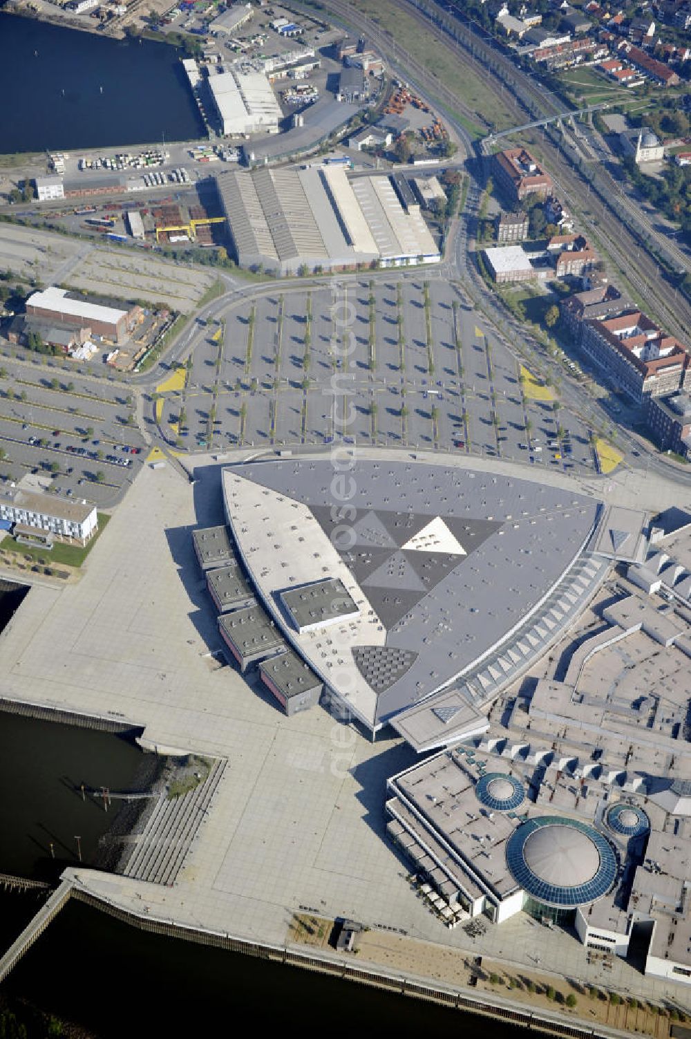 Aerial photograph Bremen - Blick auf das Waterfront - Einkaufszentrum in Bremen, an der Weser. Das Einkaufszentrum wurde 2008 auf dem Gelände des ehemaligen Freizeitparks Space Center eröffnet. Eigentümer ist der irische Finanzdienstleister LNC Property Group. Der Unterhaltungsbereich wird von der Firmengruppe Max-Bögl gestaltet. View to the Waterfront-Shoppingcenter near the river Weser in Bremen. This Shoppingcenter was opened in 2008 on the area of the former Entertainment-Park Space center. The owner is the irish financial service company LNCProperty Group. The Entertainment area is realised by the company group Max-Bögl.