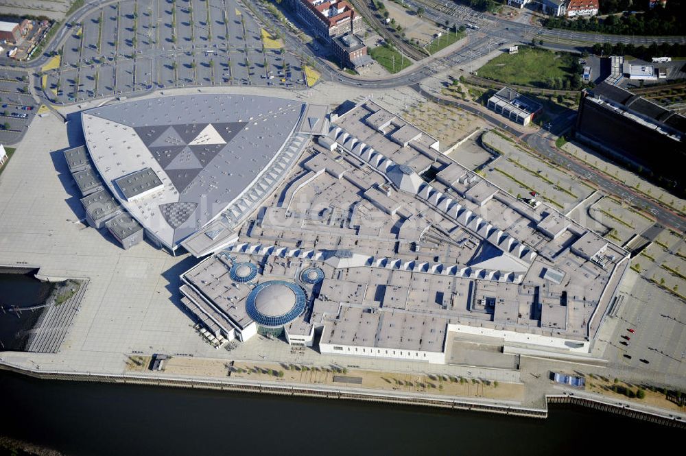 Bremen from above - Blick auf das Waterfront - Einkaufszentrum in Bremen, an der Weser. Das Einkaufszentrum wurde 2008 auf dem Gelände des ehemaligen Freizeitparks Space Center eröffnet. Eigentümer ist der irische Finanzdienstleister LNC Property Group. Der Unterhaltungsbereich wird von der Firmengruppe Max-Bögl gestaltet. View to the Waterfront-Shoppingcenter near the river Weser in Bremen. This Shoppingcenter was opened in 2008 on the area of the former Entertainment-Park Space center. The owner is the irish financial service company LNCProperty Group. The Entertainment area is realised by the company group Max-Bögl.