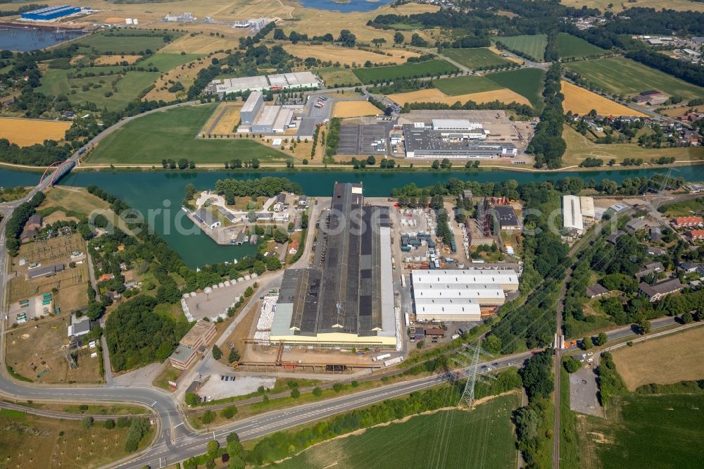 Aerial photograph Voerde (Niederrhein) - Warehouse complex-building in the industrial area WDK Hafen und Lager GmbH on canal Wesel-Datteln-Kanal in the district Spellen in Voerde (Niederrhein) in the state North Rhine-Westphalia