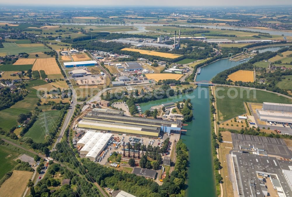 Aerial image Voerde (Niederrhein) - Warehouse complex-building in the industrial area WDK Hafen und Lager GmbH on canal Wesel-Datteln-Kanal in the district Spellen in Voerde (Niederrhein) in the state North Rhine-Westphalia