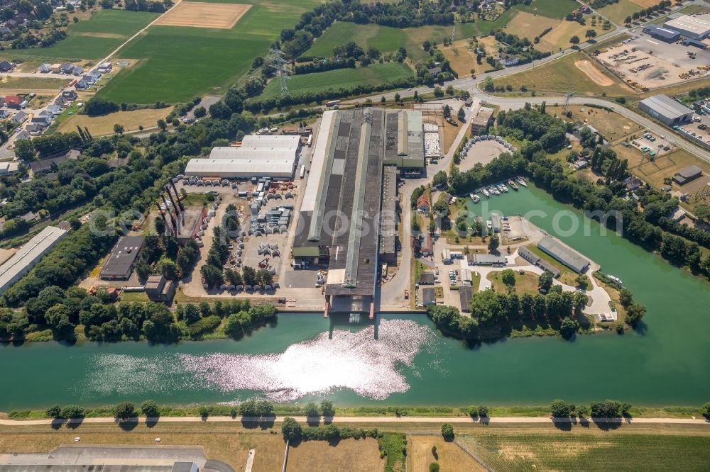 Voerde (Niederrhein) from above - Warehouse complex-building in the industrial area WDK Hafen und Lager GmbH on canal Wesel-Datteln-Kanal in the district Spellen in Voerde (Niederrhein) in the state North Rhine-Westphalia