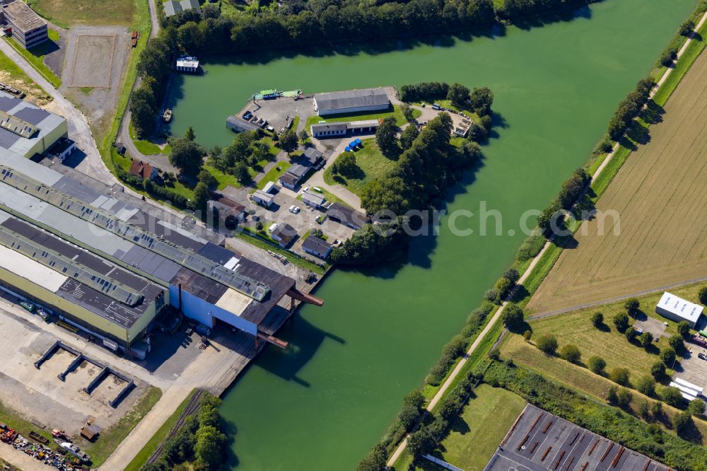 Aerial photograph Voerde (Niederrhein) - Warehouse complex-building in the industrial area WDK Hafen und Lager GmbH on canal Wesel-Datteln-Kanal in the district Spellen in Voerde (Niederrhein) in the state North Rhine-Westphalia