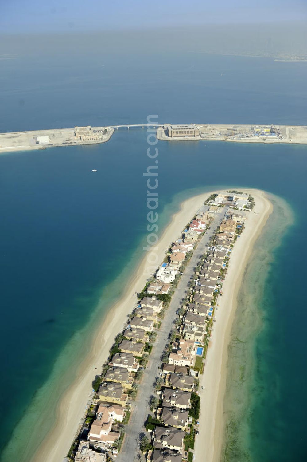 Aerial image Dubai - Blick auf das fertige Wohngebiet mit zahlreichen Villen und Einfamilienhäusern in der Straße Al Bumaan auf dem Wedel E der Palm Jumeirah in Dubai. Look at the finished residential area with numerous villas and detached houses in the street Al Bumaan on the fronds of the Palm Jumeirah in Dubai E.