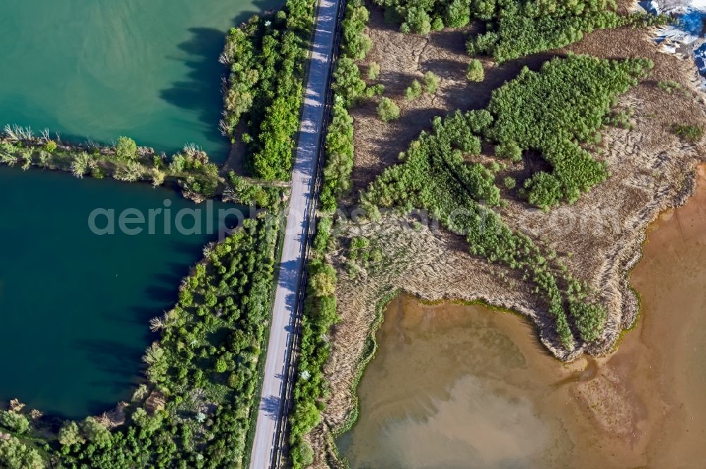 Aerial photograph Erfurt - Path between gravel quarry ponds in the district Mittelhausen in Erfurt in the state Thuringia, Germany