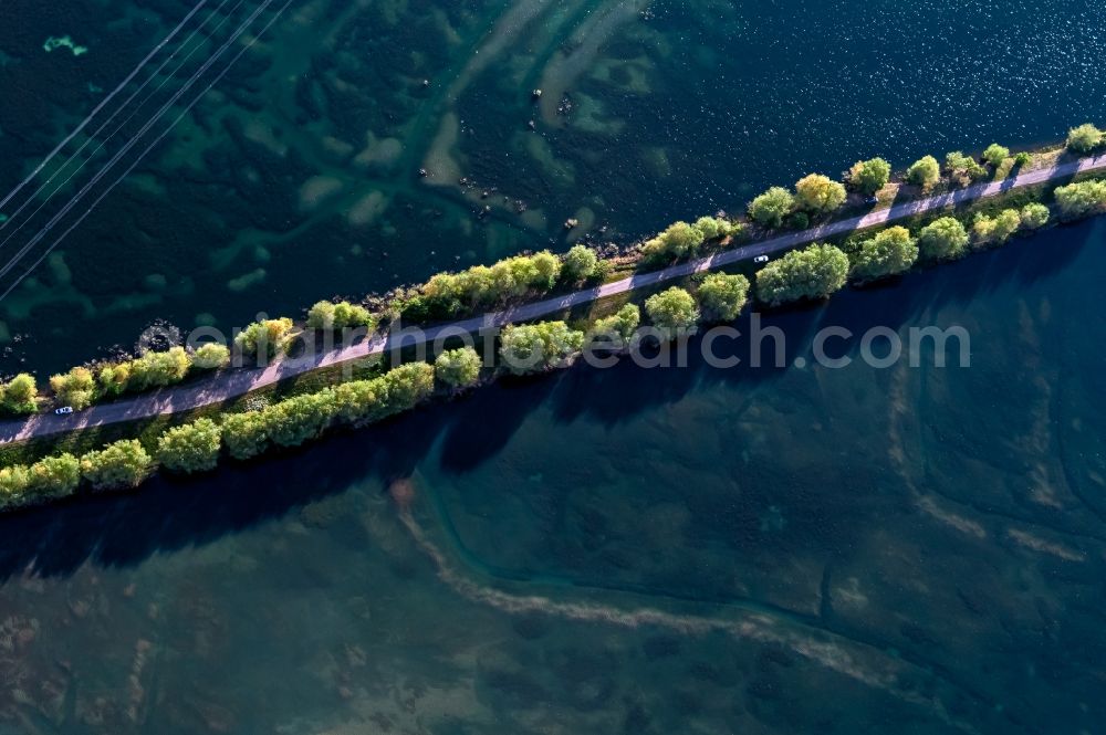 Aerial photograph Erfurt - Path between two gravel quarry ponds in the district Mittelhausen in Erfurt in the state Thuringia, Germany