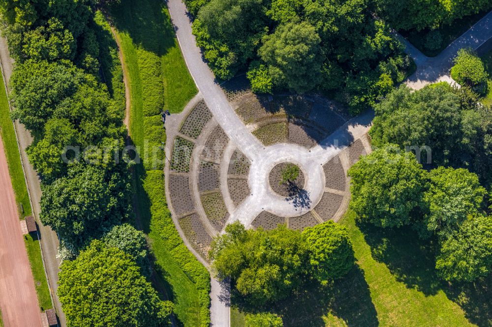 Bottrop from above - Paths in the park Volkspark Batenbrock on Beckstrasse in the district of Batenbrock in Bottrop in the Ruhr area in the state North Rhine-Westphalia, Germany