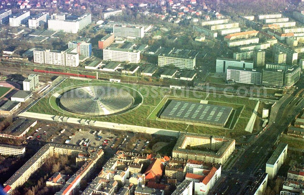 Berlin - Friedrichshain from the bird's eye view: Wegen Grundstücksstreitigkeiten noch nicht restlos fertiggestelltes Areal des Velodrom an der Landsberger Allee.