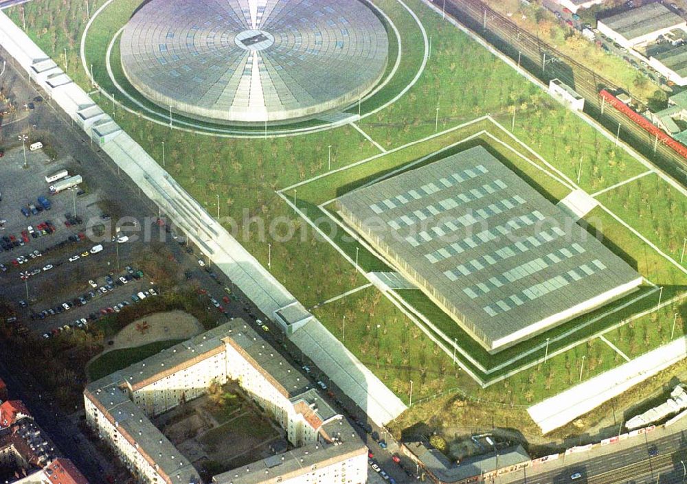 Berlin - Friedrichshain from the bird's eye view: Wegen Grundstücksstreitigkeiten noch nicht restlos fertiggestelltes Areal des Velodrom an der Landsberger Allee.