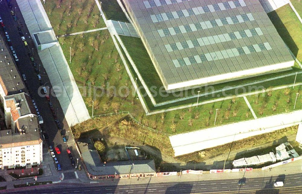 Aerial image Berlin - Friedrichshain - Wegen Grundstücksstreitigkeiten noch nicht restlos fertiggestelltes Areal des Velodrom an der Landsberger Allee.