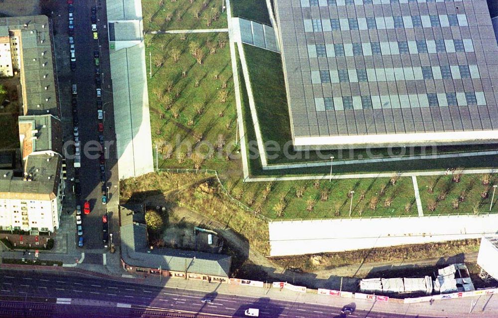 Berlin - Friedrichshain from above - Wegen Grundstücksstreitigkeiten noch nicht restlos fertiggestelltes Areal des Velodrom an der Landsberger Allee.