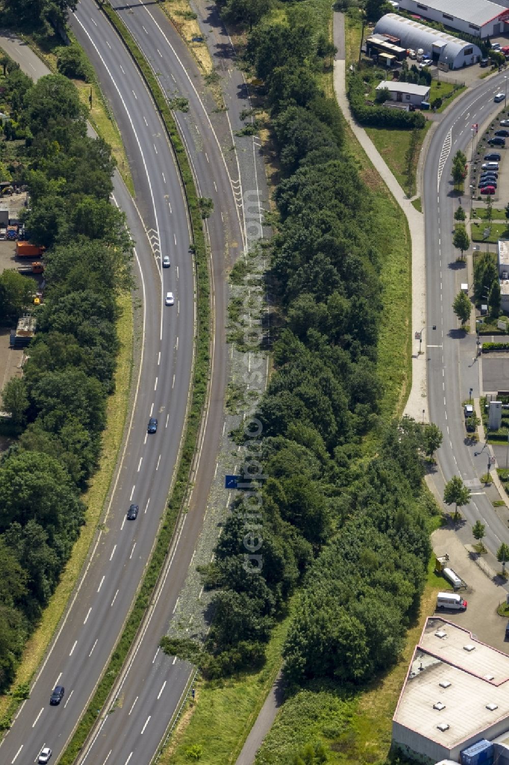 Mühlheim an der Ruhr from above - Due to storm damage only one lane of the Ruhr express way A40 is open in Muehlheim on the Ruhr in the state North Rhine-Westphalia