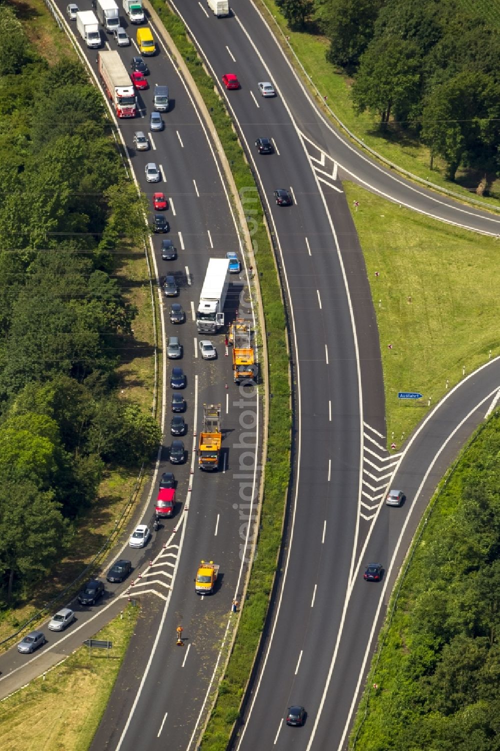 Aerial photograph Mühlheim an der Ruhr - Due to storm damage only one lane of the Ruhr express way A40 is open in Muehlheim on the Ruhr in the state North Rhine-Westphalia