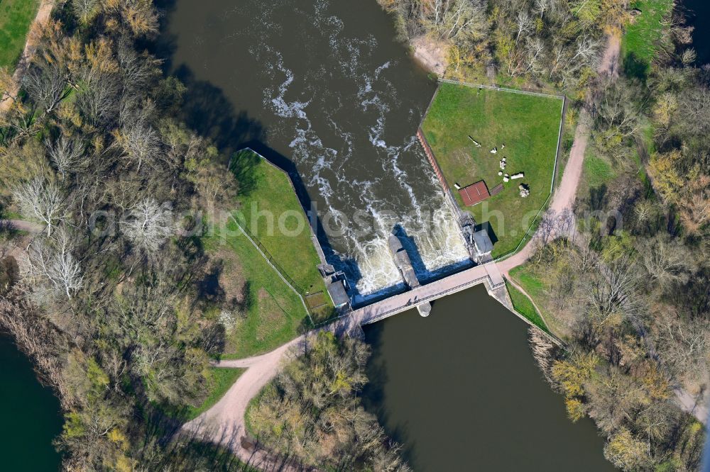 Aerial photograph Halle (Saale) - Weir on the banks of the flux flow of Elisabeth-Saale on street Pulverweiden in the district Saaleaue in Halle (Saale) in the state Saxony-Anhalt, Germany