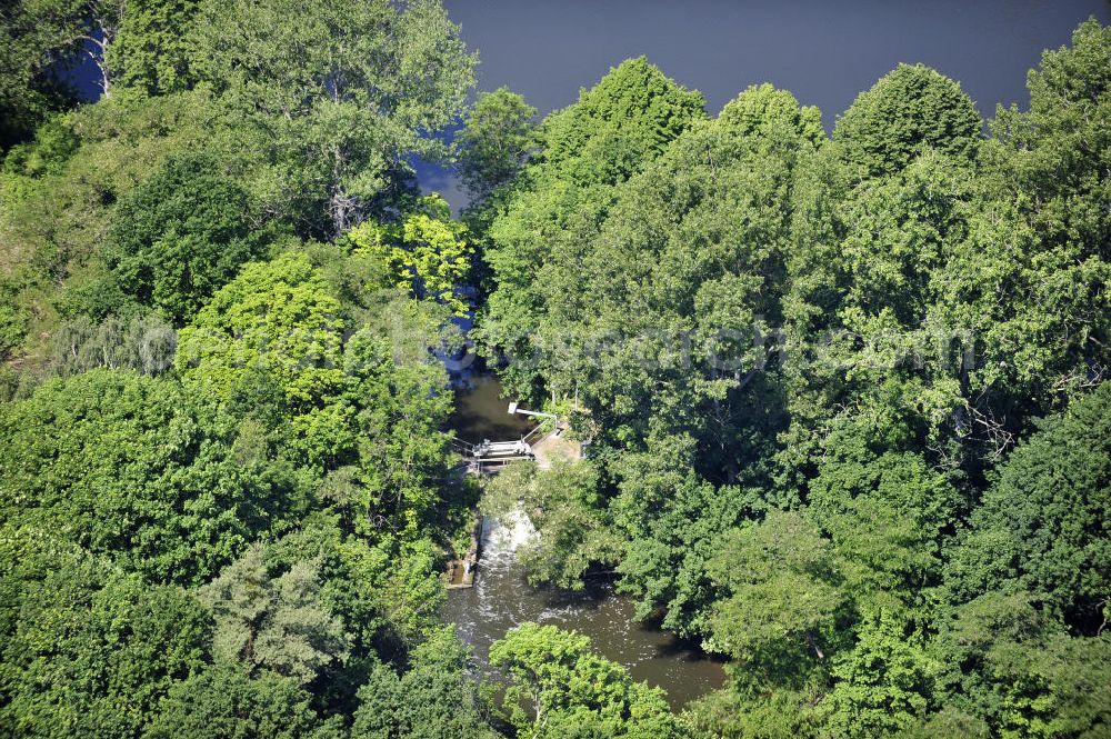 ZERBEN from the bird's eye view: Blick auf ein Wehr am Zerbener Altarm. Das Wehr befindet sich zwischen Altarm und Elbe-Havel-Kanal. Ein Projekt des WSV: Wasserstraßen-Neubauamt Magdeburg, 39106 Magdeburg, Tel. +49(0)391 535-0, email: wna-magdeburg@wsv.bund.de Dam / weir between the Zerbener oxbow lake and the Elbe-Havel-Canal.