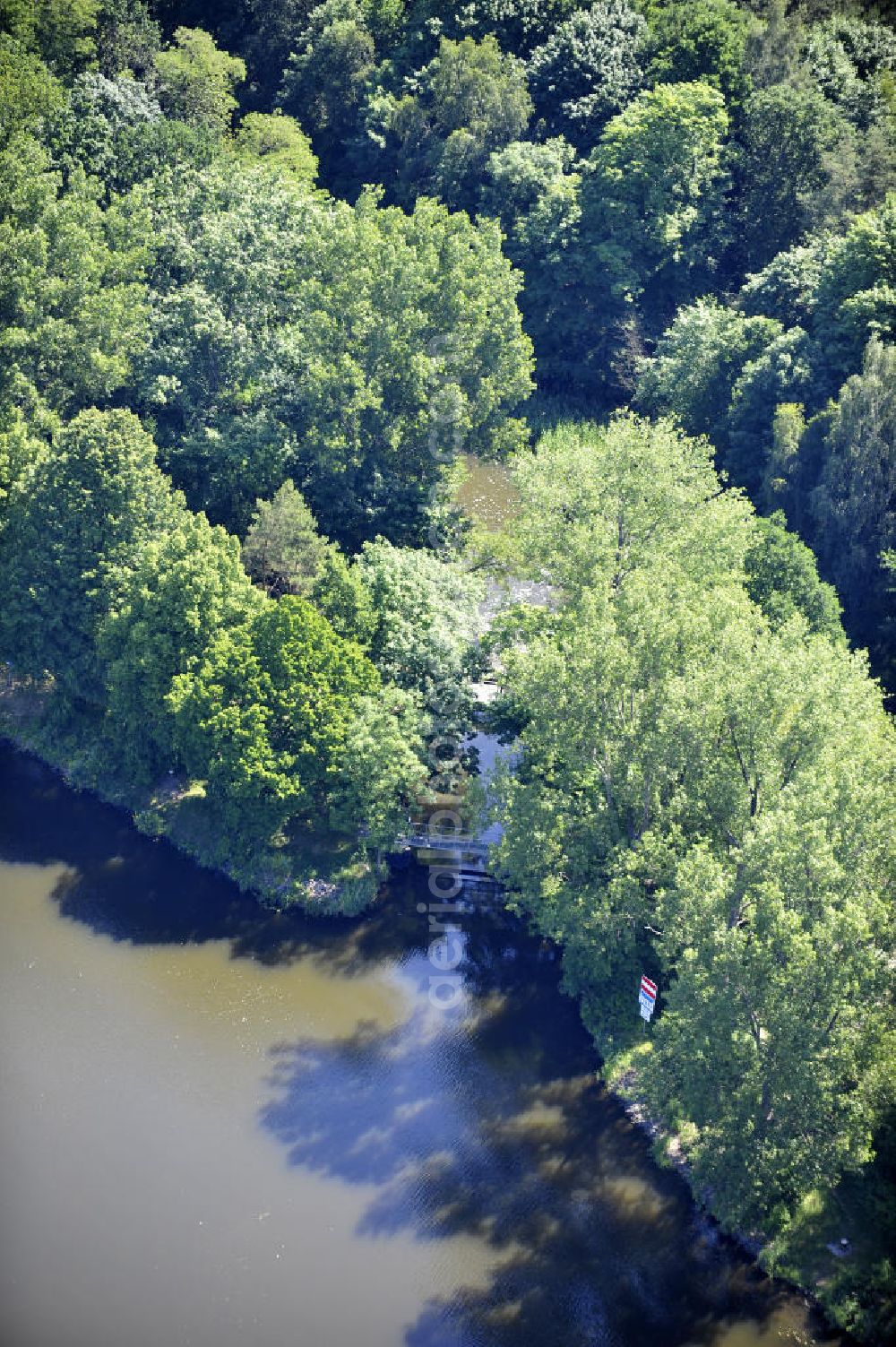 ZERBEN from above - Blick auf ein Wehr am Zerbener Altarm. Das Wehr befindet sich zwischen Altarm und Elbe-Havel-Kanal. Ein Projekt des WSV: Wasserstraßen-Neubauamt Magdeburg, 39106 Magdeburg, Tel. +49(0)391 535-0, email: wna-magdeburg@wsv.bund.de Dam / weir between the Zerbener oxbow lake and the Elbe-Havel-Canal.