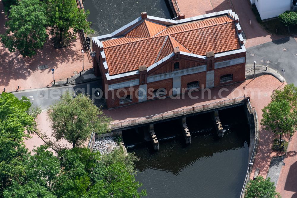 Hannover from the bird's eye view: Tourist attraction and sightseeing Wehrbrueckenhaus about the Leine on street Leineinsel in the district Wuelfel in Hannover in the state Lower Saxony, Germany