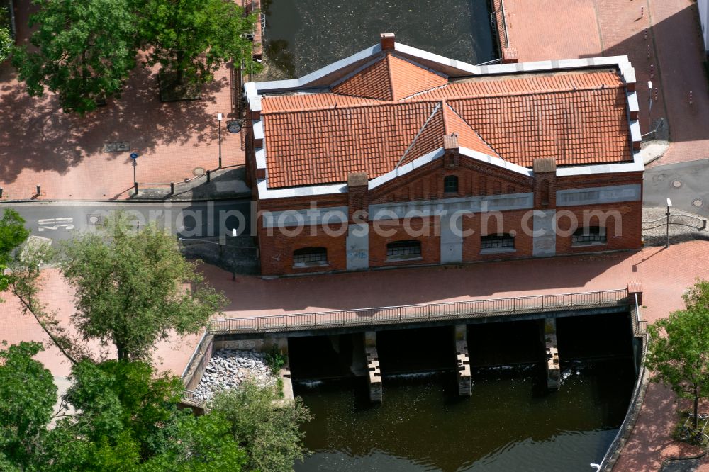 Aerial image Hannover - Tourist attraction and sightseeing Wehrbrueckenhaus about the Leine on street Leineinsel in the district Wuelfel in Hannover in the state Lower Saxony, Germany