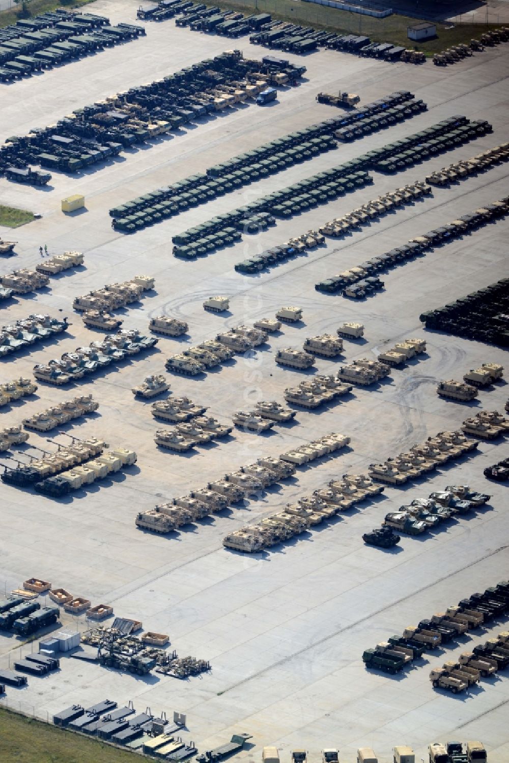 Mannheim from above - Deployment and deployment of tanks and military technology of the US armed forces on the grounds of the former US military airfield - aerodrome Coleman in Mannheim in Baden-Wuerttemberg