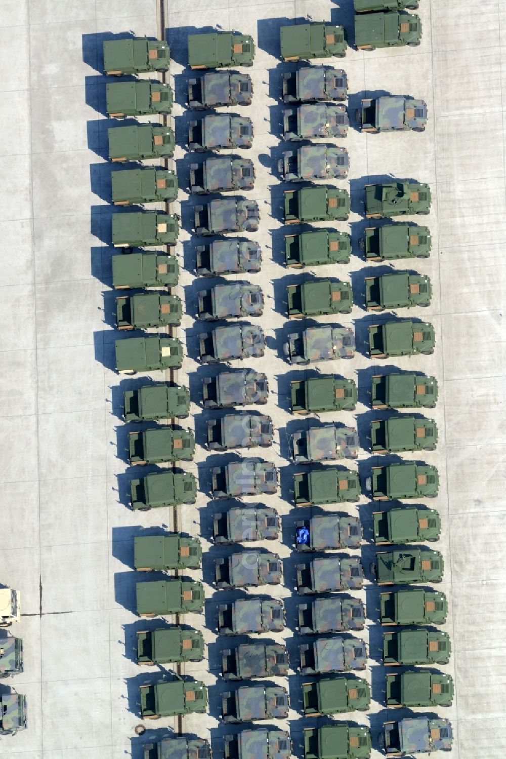 Mannheim from above - Deployment and deployment of tanks and military technology of the US armed forces on the grounds of the former US military airfield - aerodrome Coleman in Mannheim in Baden-Wuerttemberg