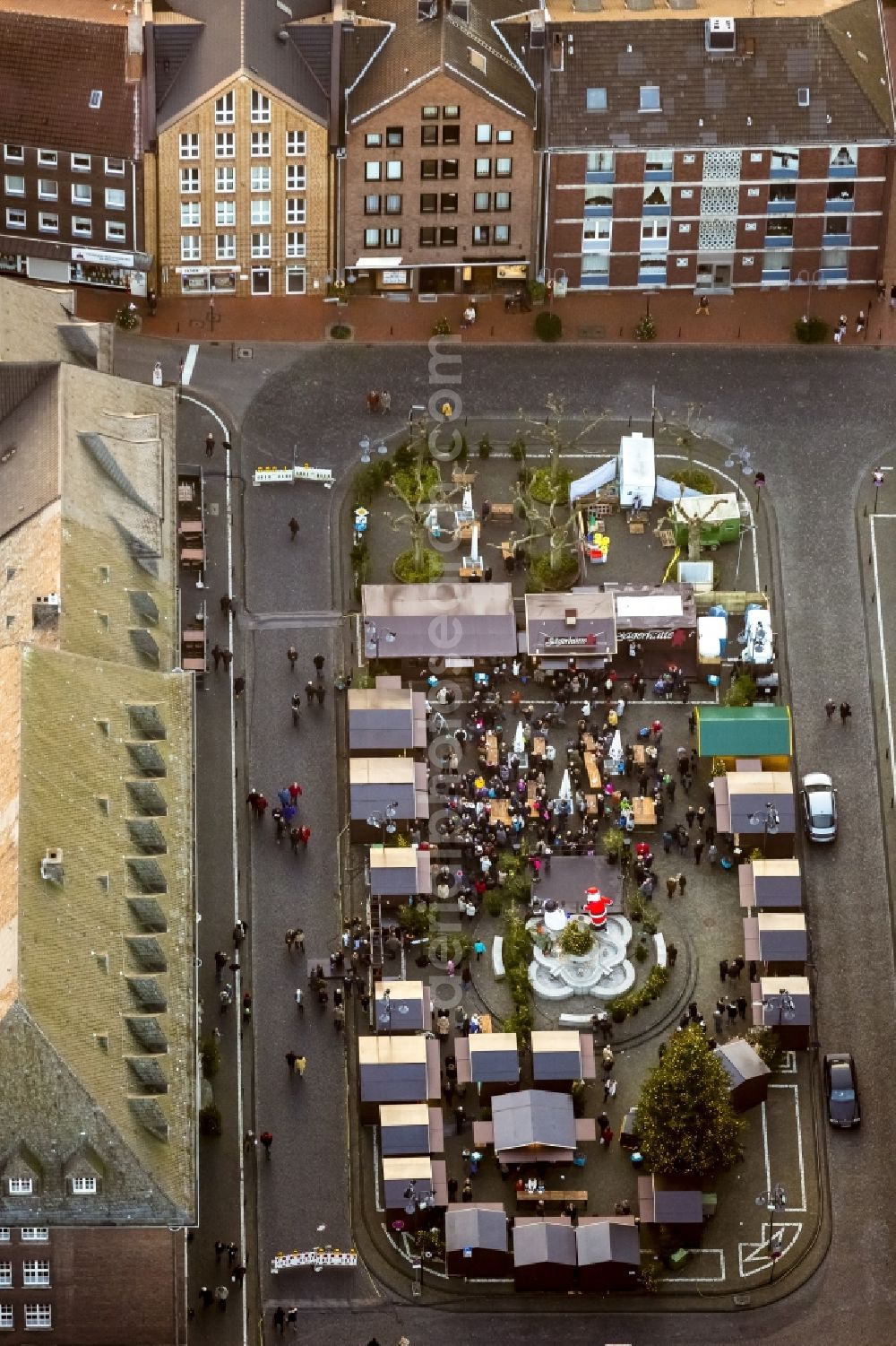 Aerial image Bottrop - Christmas market at the Ernst-Wilczok Square in front of City Hall Bottrop in North Rhine-Westphalia