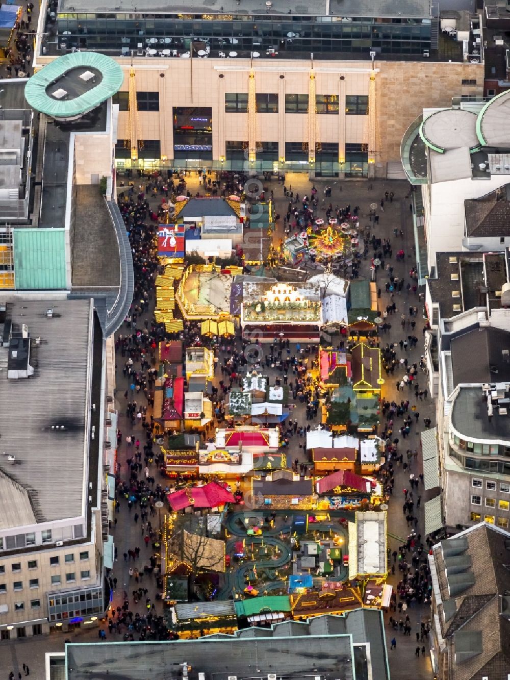 Aerial image Dortmund - Christmas market on the Hansaplatz in Dortmund in North Rhine-Westphalia