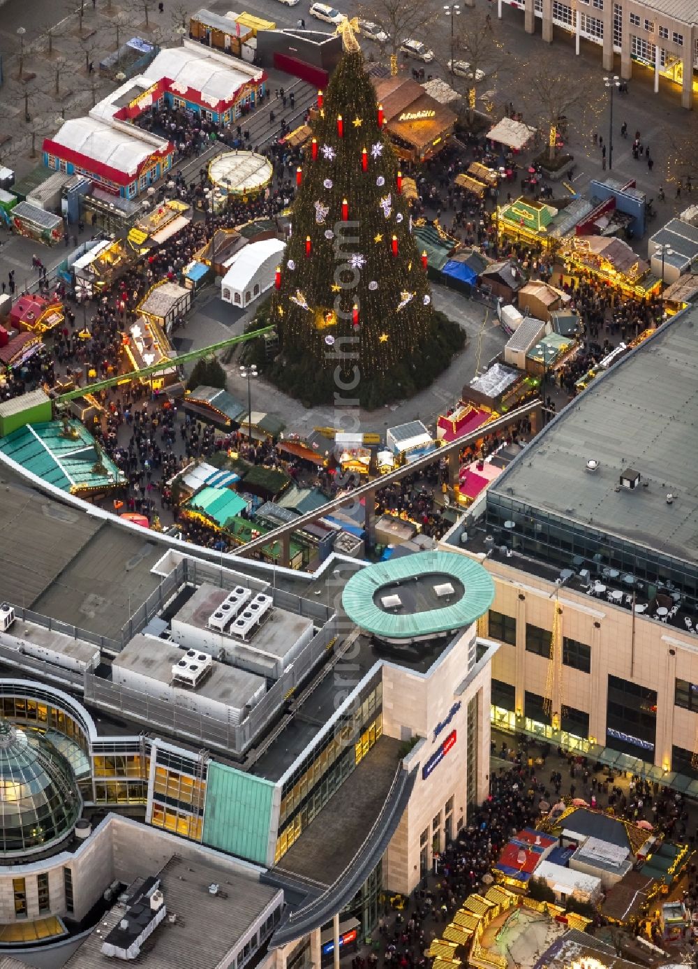 Aerial photograph Dortmund - Christmas market on the Hansaplatz in Dortmund in North Rhine-Westphalia