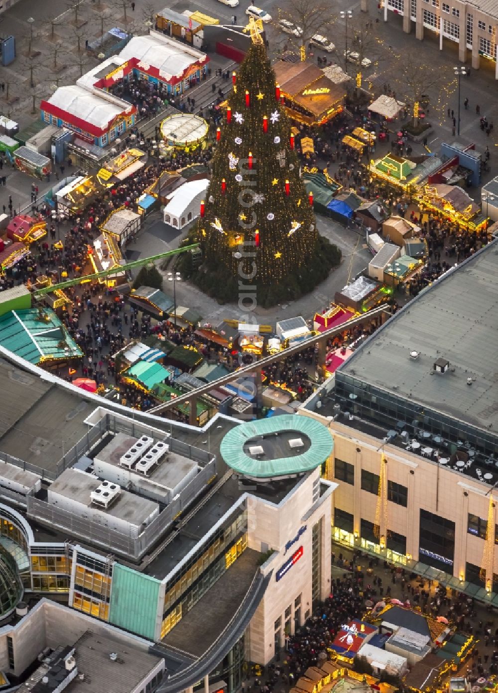 Dortmund from above - Christmas market on the Hansaplatz in Dortmund in North Rhine-Westphalia