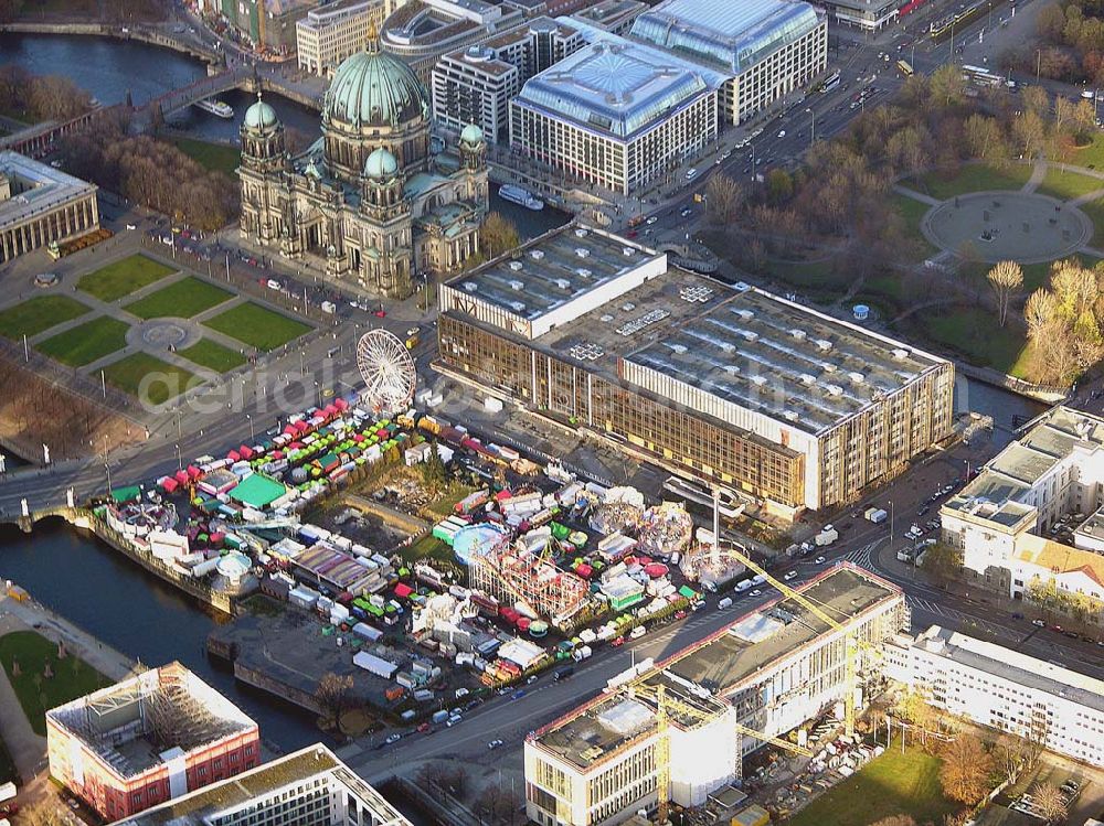 Berlin from the bird's eye view: 19.11.2004 BERLIN Blick auf den Schlossplatz, wo zur Zeit ein Weihnachtsmarkt steht. Auch zu sehen der ehem. Palast der Republik