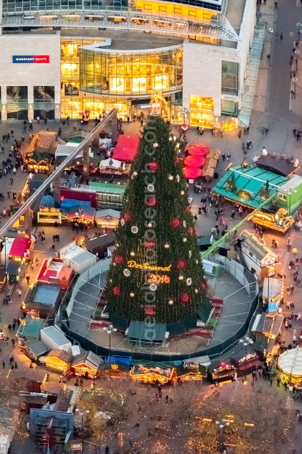 Aerial photograph Dortmund - Christmas - event site am grossen Weihnachtsbaum at the big Christmas tree on the Hansaplatz in the district City-West in Dortmund in the state North Rhine-Westphalia