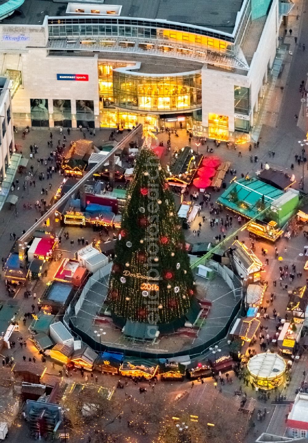 Dortmund from above - Christmas - event site am grossen Weihnachtsbaum at the big Christmas tree on the Hansaplatz in the district City-West in Dortmund in the state North Rhine-Westphalia