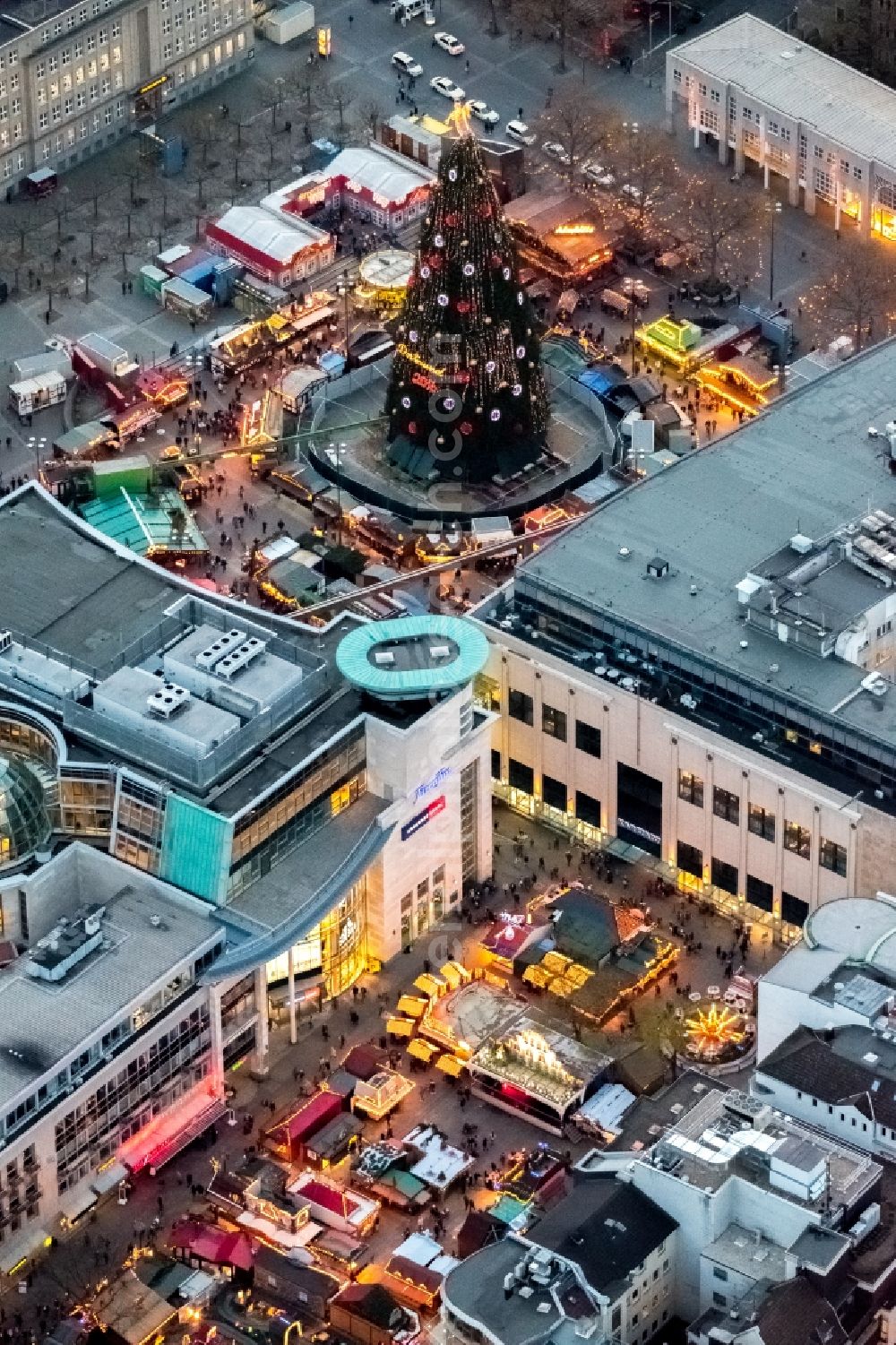 Dortmund from the bird's eye view: Christmas - event site at the big Christmas tree on the Hansaplatz in the district City-West in Dortmund in the state North Rhine-Westphalia