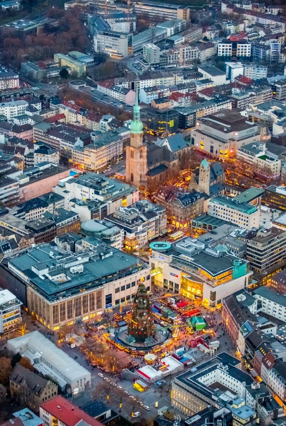 Aerial photograph Dortmund - Christmas - event site am grossen Weihnachtsbaum at the big Christmas tree on the Hansaplatz in the district City-West in Dortmund in the state North Rhine-Westphalia