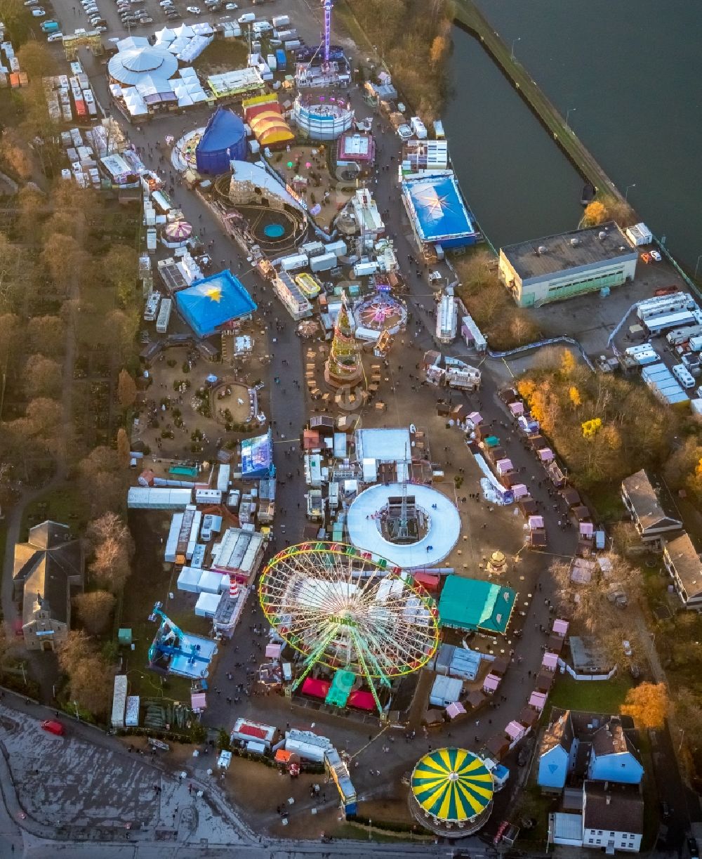 Herne from the bird's eye view: Christmas market - event area in the district Wanne-Eickel in Herne in the state North Rhine-Westphalia, Germany