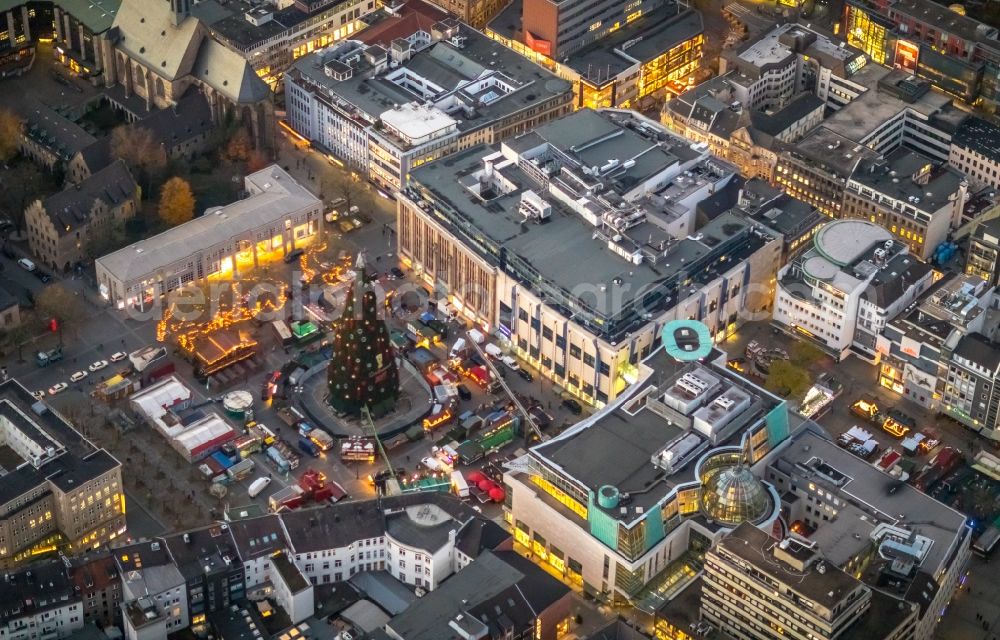 Aerial photograph Dortmund - Christmassy market event grounds and sale huts and booths on place Alten Markt in Dortmund in the state North Rhine-Westphalia