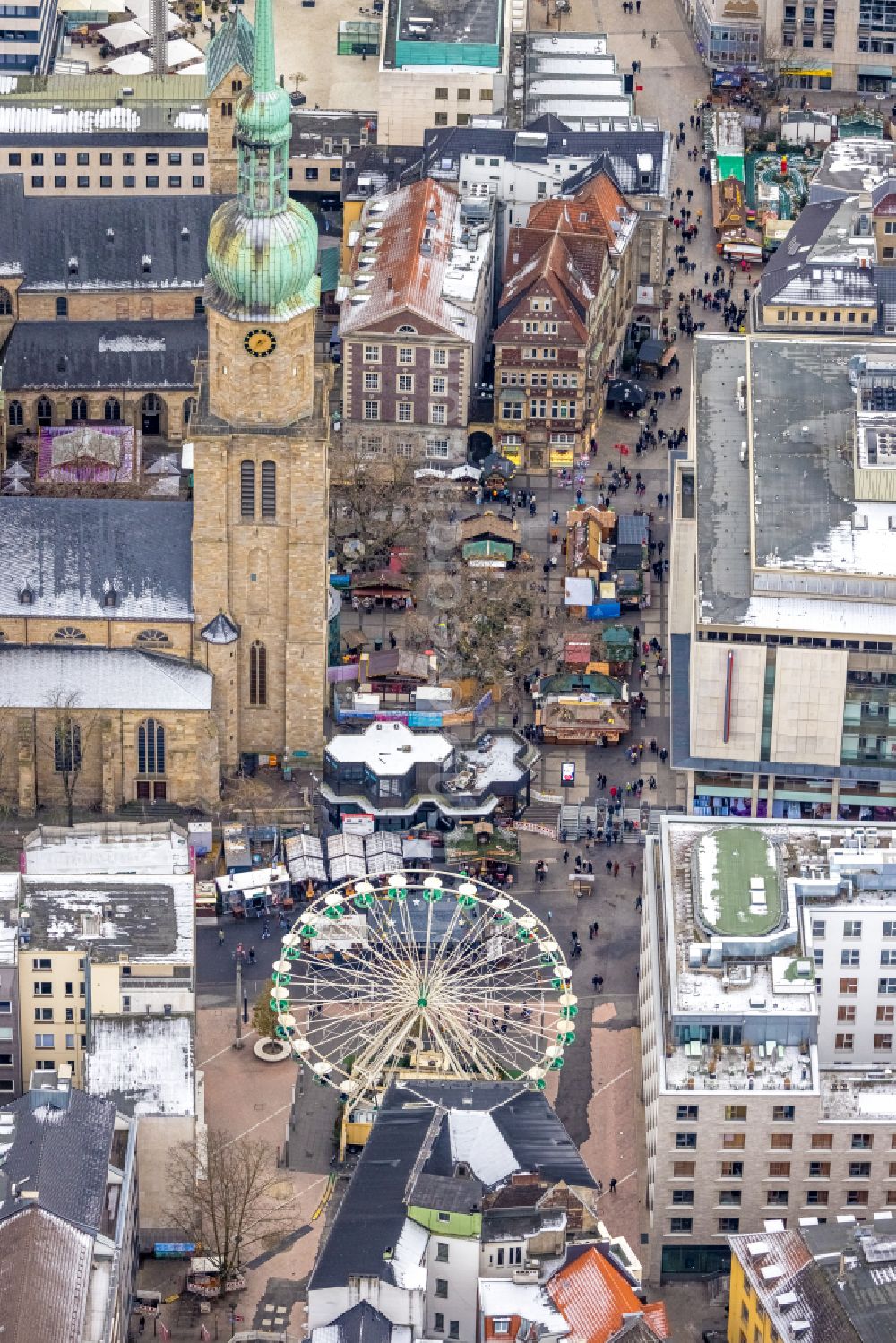 Aerial image Dortmund - Christmassy market event grounds and sale huts and booths on place Alten Markt in Dortmund in the state North Rhine-Westphalia