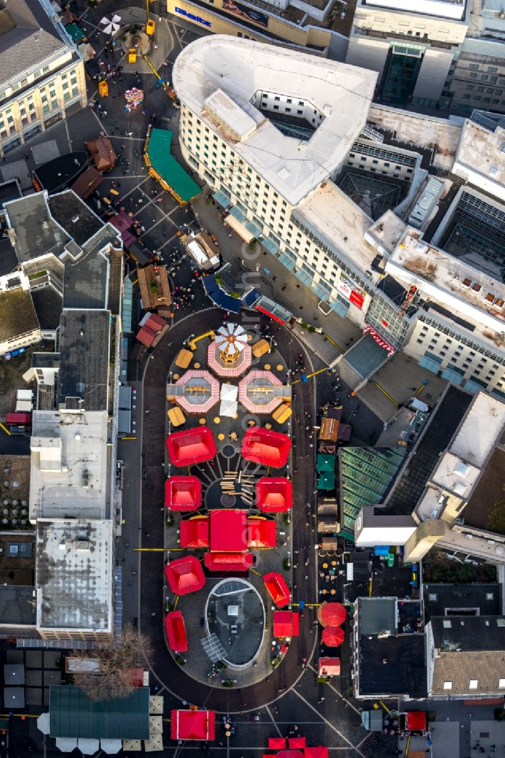 Aerial photograph Bochum - Christmassy market event grounds and sale huts and booths Bochumer Weihnacht in the district Innenstadt in Bochum in the state North Rhine-Westphalia, Germany