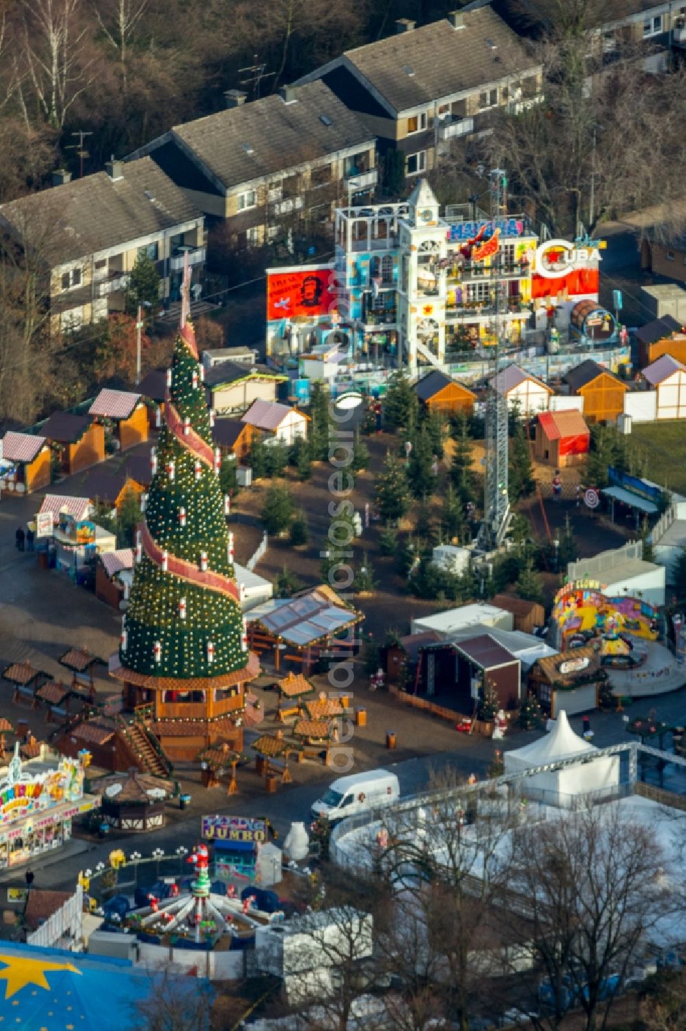 Herne from the bird's eye view: Christmassy market event grounds and sale huts and booths of the Cranger Weihnachtszauber in Altcrange in Herne in the state North Rhine-Westphalia, Germany