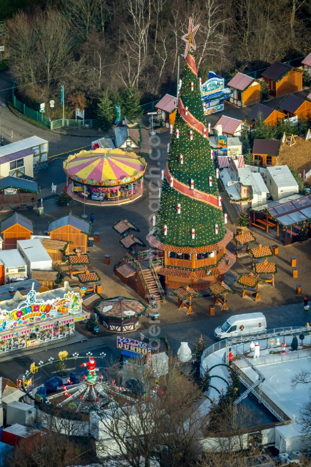 Aerial image Herne - Christmassy market event grounds and sale huts and booths of the Cranger Weihnachtszauber in Altcrange in Herne in the state North Rhine-Westphalia, Germany