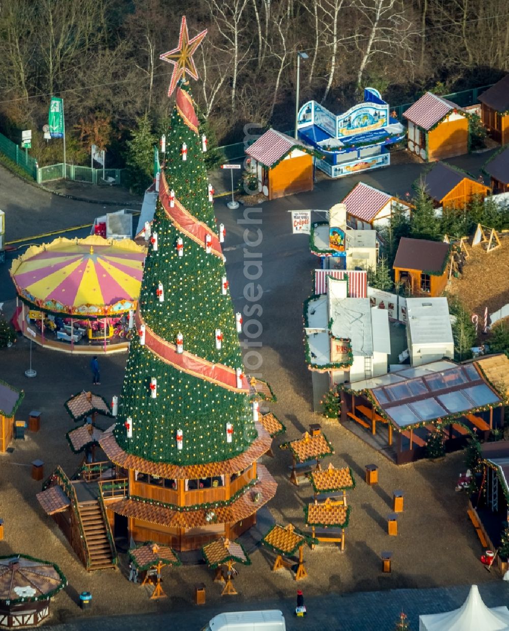 Aerial photograph Herne - Christmassy market event grounds and sale huts and booths of the Cranger Weihnachtszauber in Altcrange in Herne in the state North Rhine-Westphalia, Germany