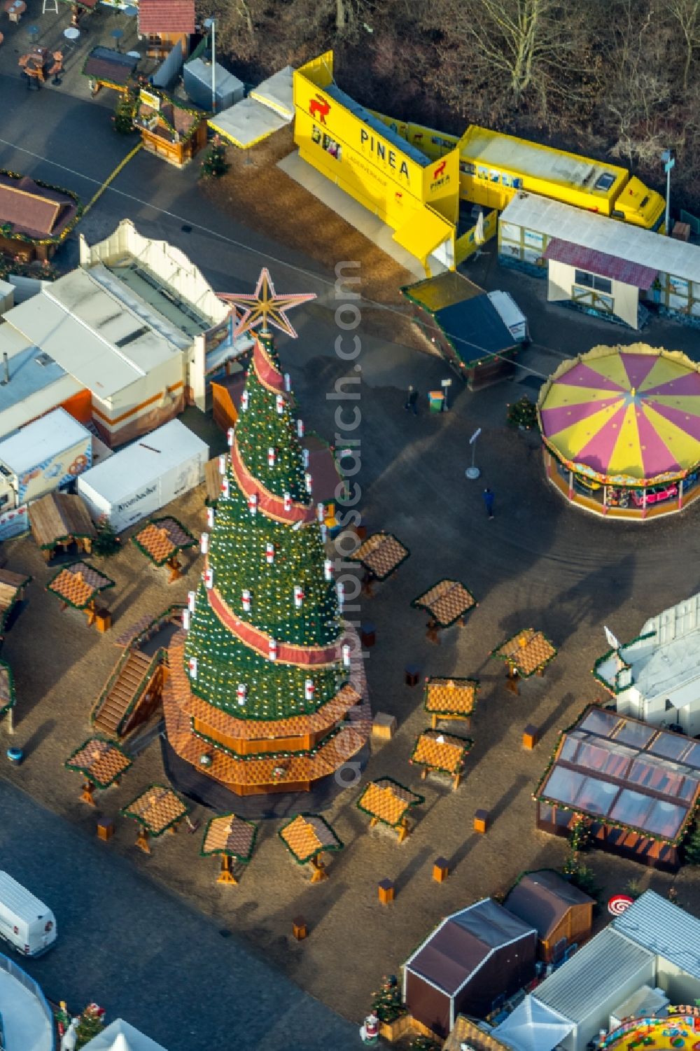 Herne from above - Christmassy market event grounds and sale huts and booths of the Cranger Weihnachtszauber in Altcrange in Herne in the state North Rhine-Westphalia, Germany