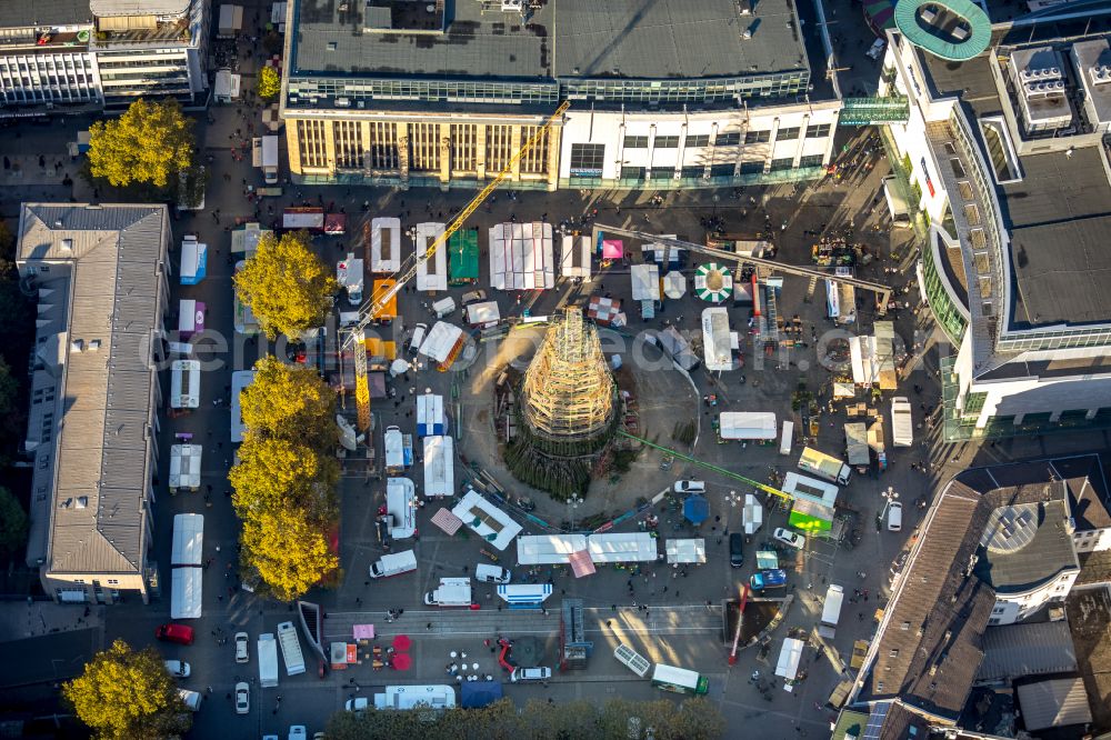 Dortmund from above - Christmassy market event grounds and sale huts and booths Dortmunder Weihnachtsmarkt on street Hansastrasse in Dortmund at Ruhrgebiet in the state North Rhine-Westphalia , Germany