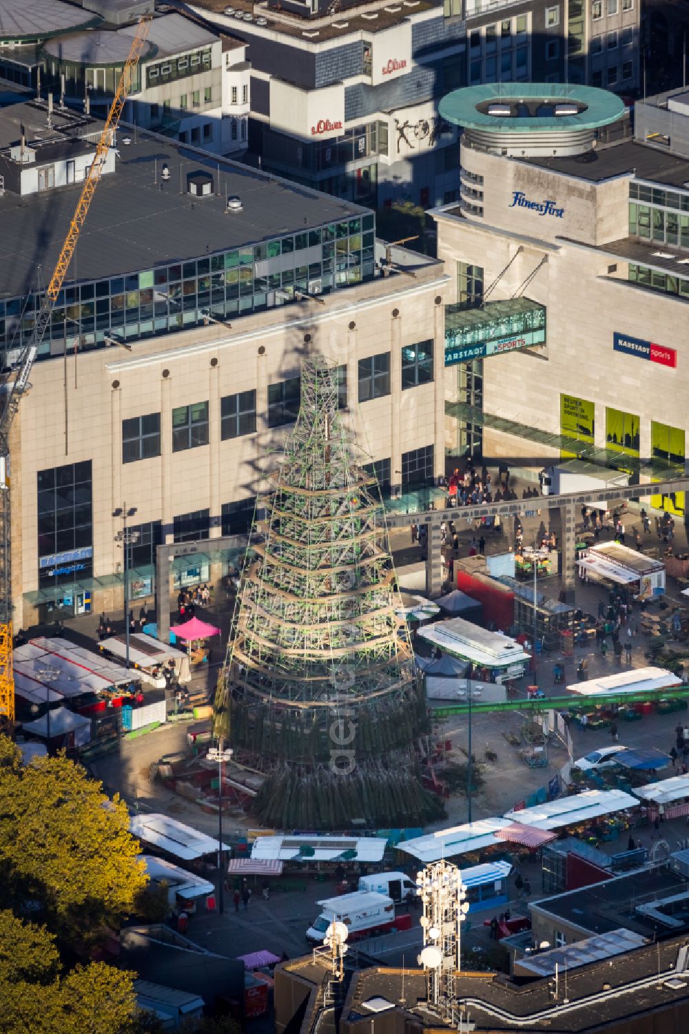 Dortmund from the bird's eye view: Christmassy market event grounds and sale huts and booths Dortmunder Weihnachtsmarkt on street Hansastrasse in Dortmund at Ruhrgebiet in the state North Rhine-Westphalia , Germany