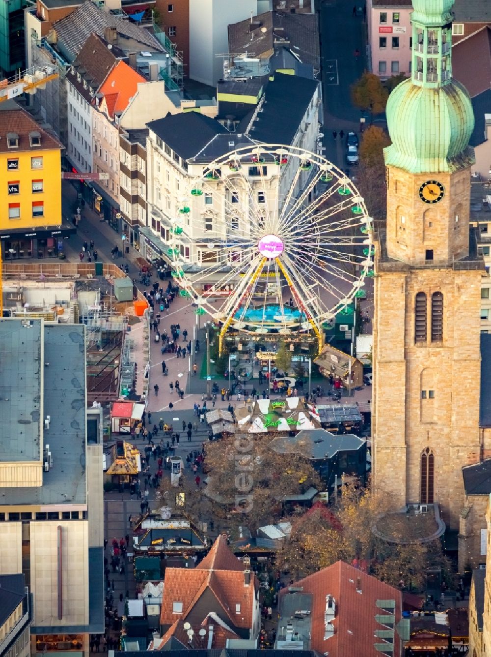 Dortmund from the bird's eye view: Christmassy market event grounds and sale huts and booths Dortmunder Weihnachtsmarkt in Dortmund in the state North Rhine-Westphalia , Germany