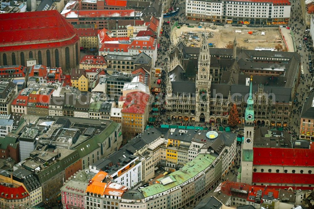 Aerial photograph München - Christmassy market event grounds and sale huts and booths on Marienplatz in the district Zentrum in Munich in the state Bavaria, Germany